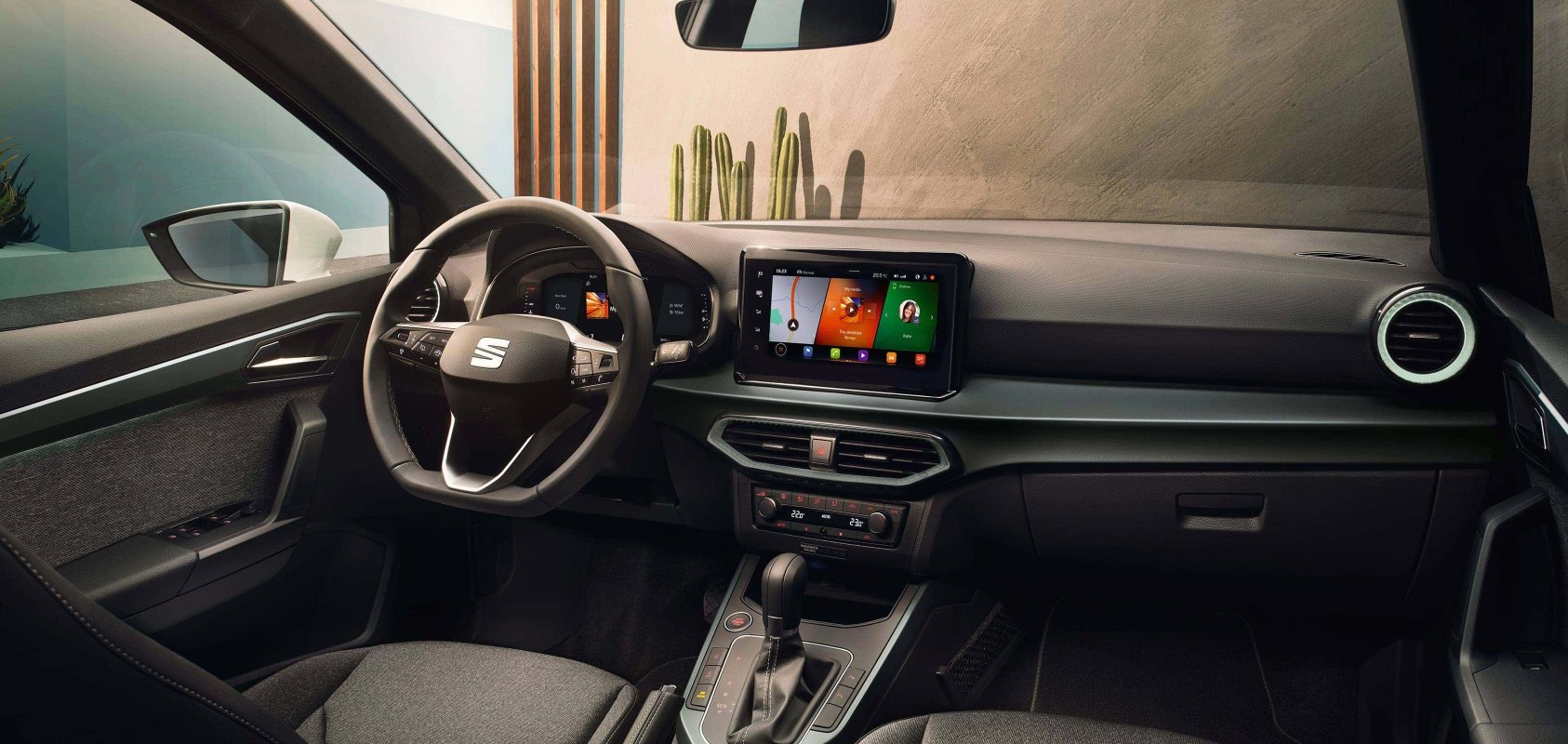Изглед на интериора на SEAT Arona на волана и информационно-развлекателния екран 