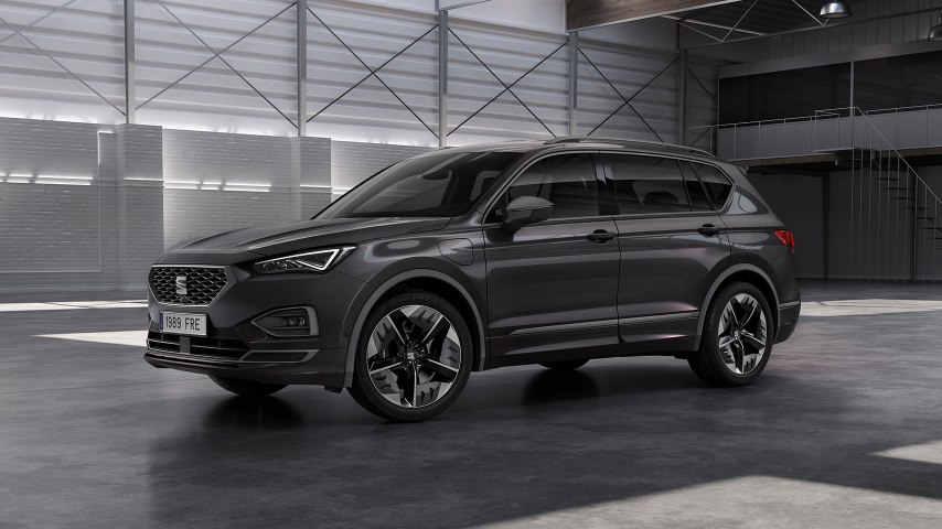 The new SEAT Tarraco FR PHEV, side view.