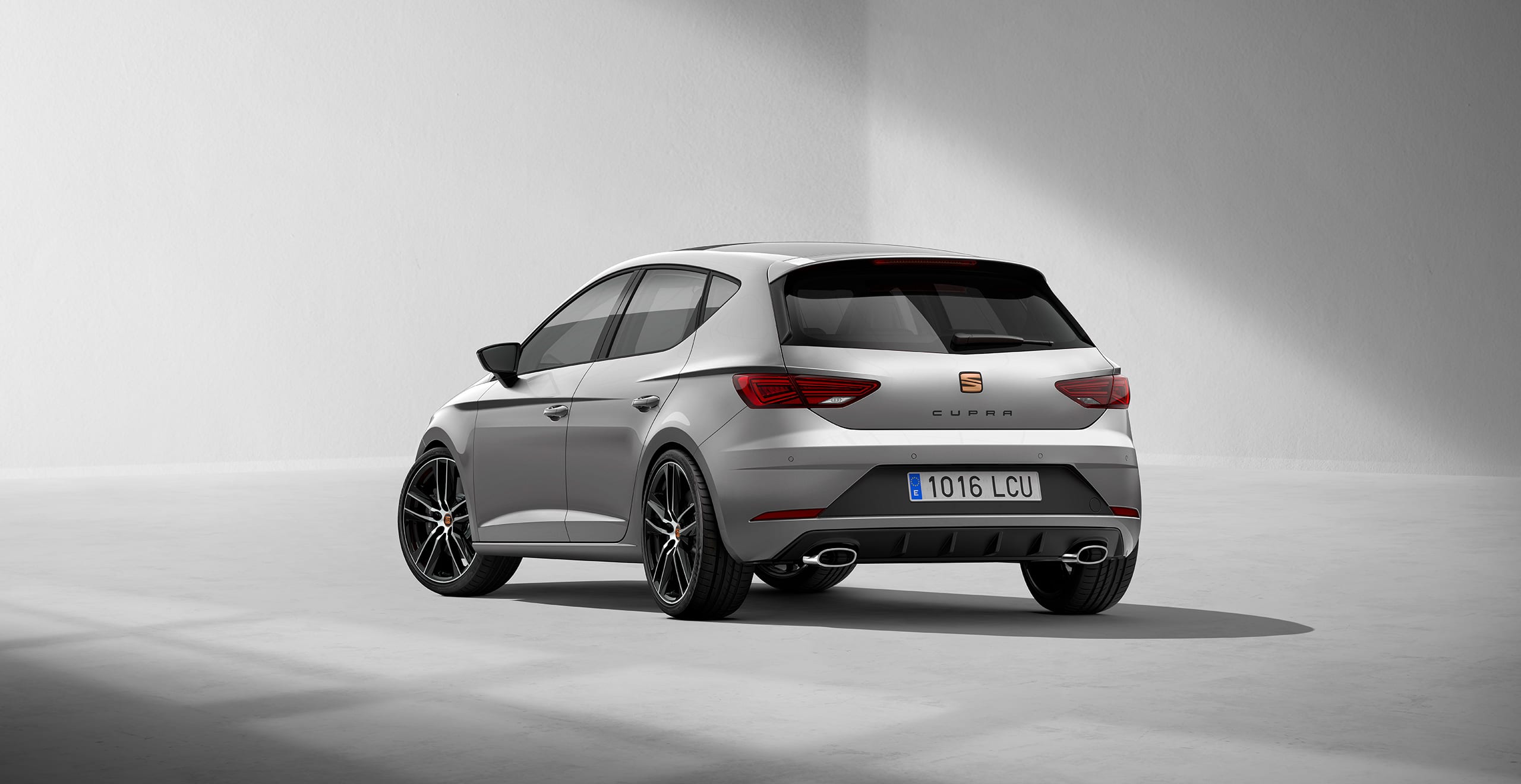 SEAT Leon CUPRA sports car rear beauty shot in a garage – SEAT CUPRA Design