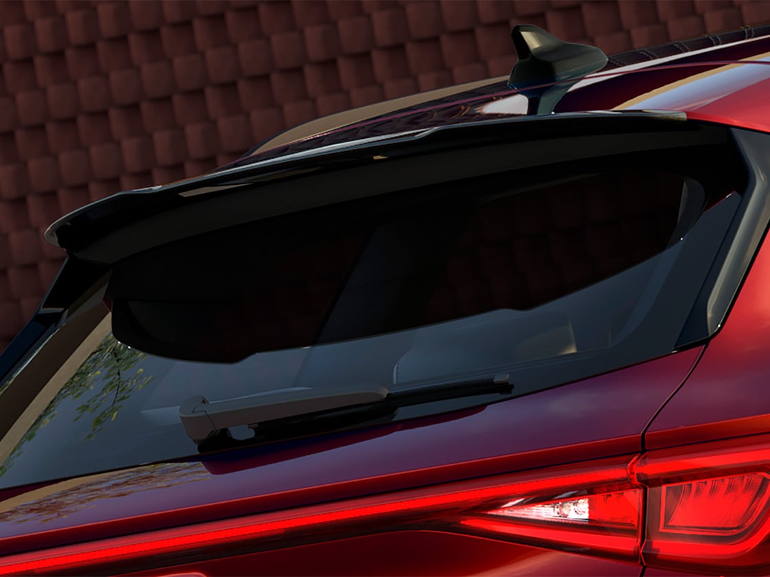 Black roof spoiler on the seat leon Sportstourer fr trim black pack edition, to improve aerodynamics.