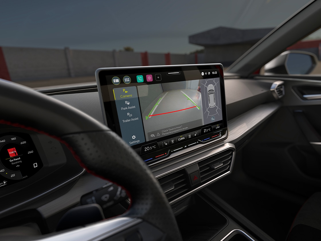 Interior view of the seat leon sportstourer with touchscreen and park assist for parking smoothly.