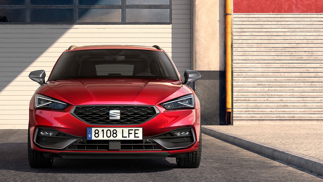 A close up of the seat leon's front grille in desire red, showcasing its fierce and refined honeycomb pattern.