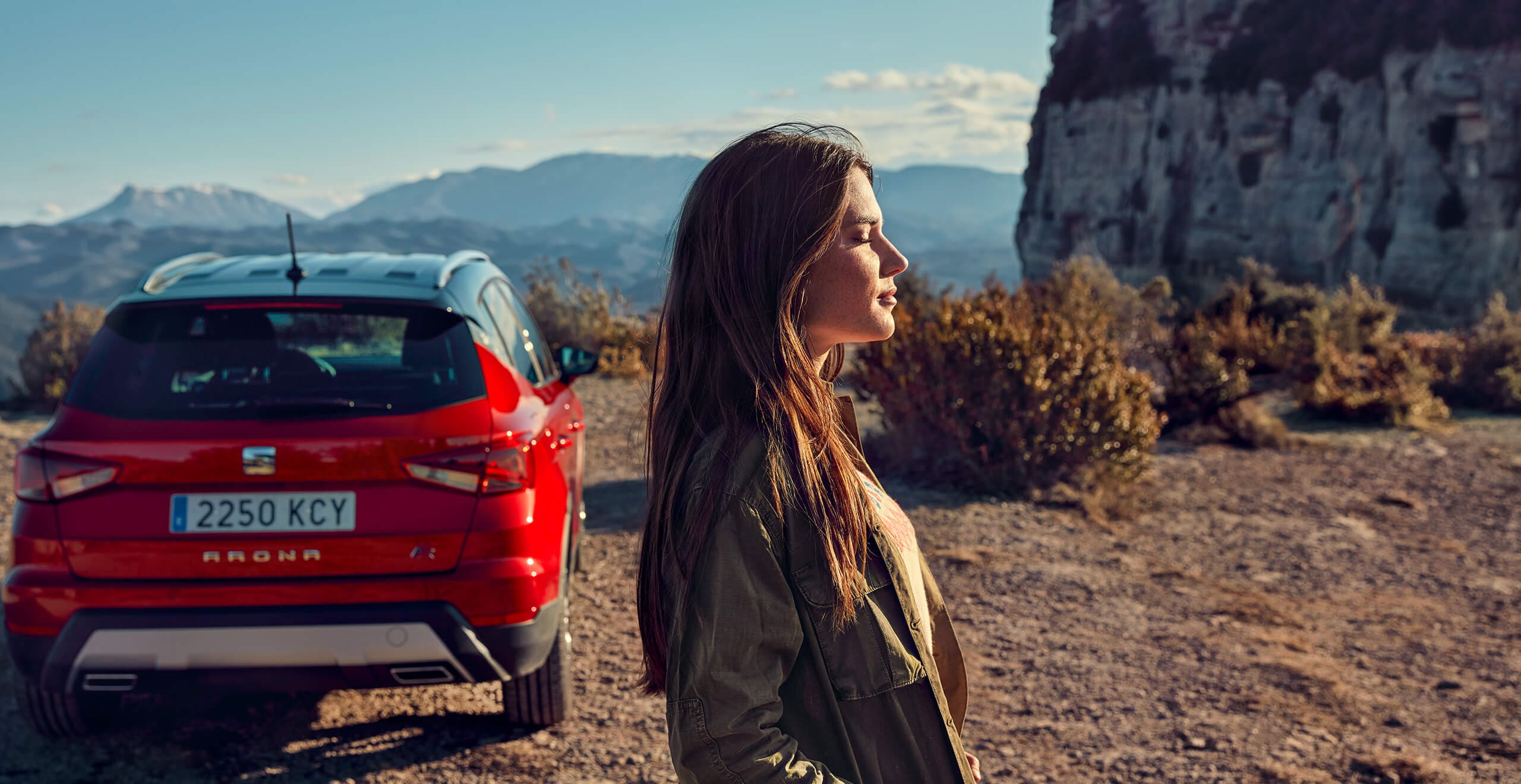 SEAT Arona desire red and midnight black rear view