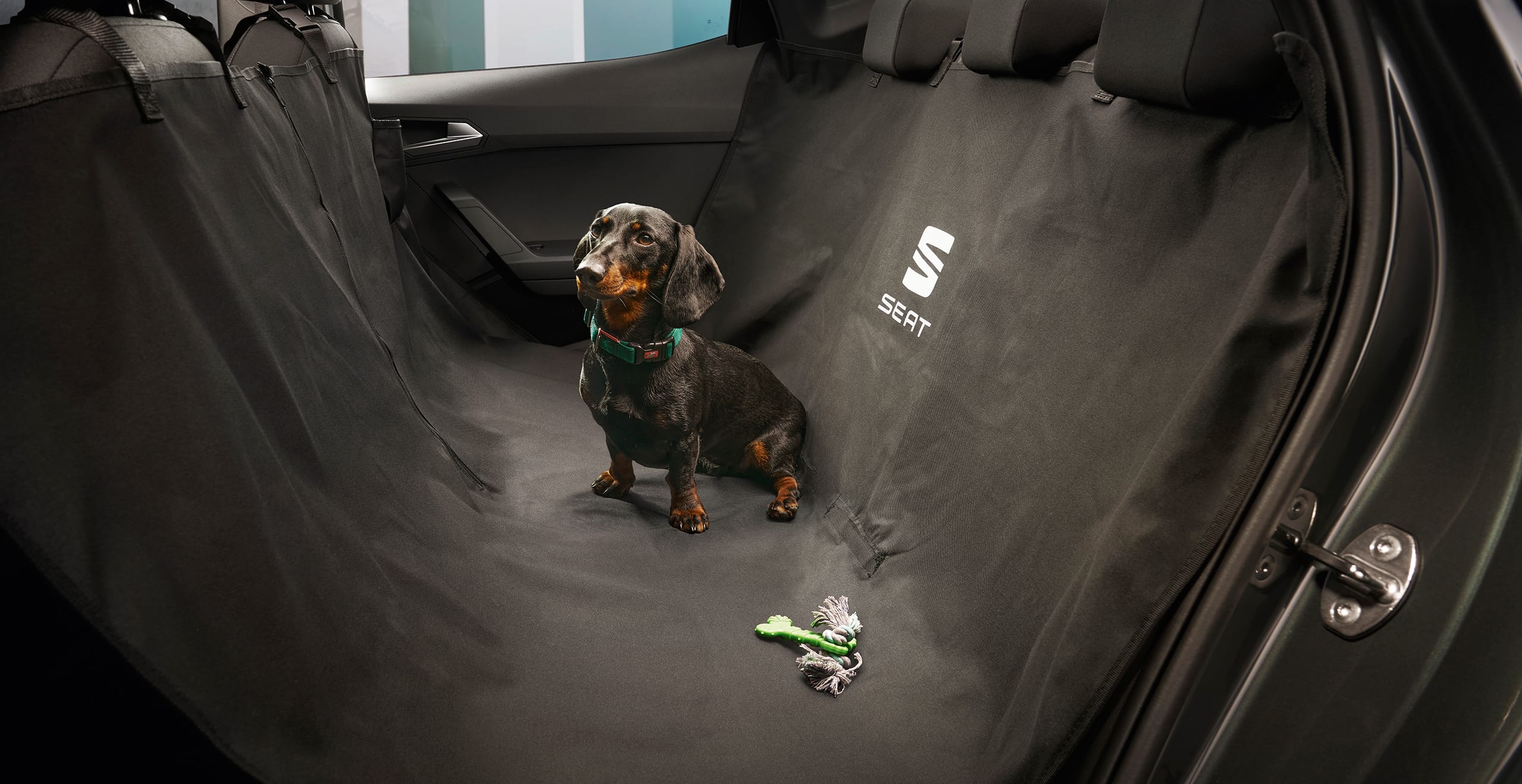 Куче вътре в SEAT Arona със защитен капак на седалката 