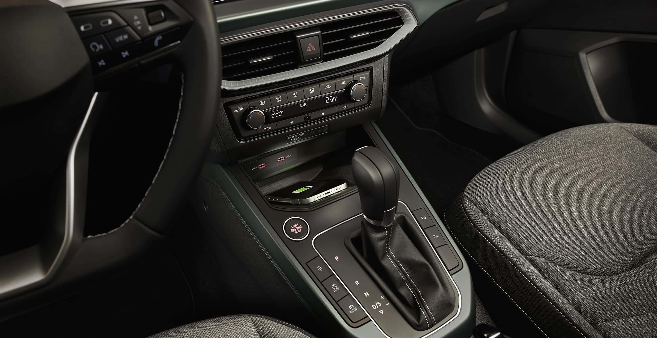 Изглед на интериора на SEAT Arona със смартфон, свързан към информационно-развлекателния екран  