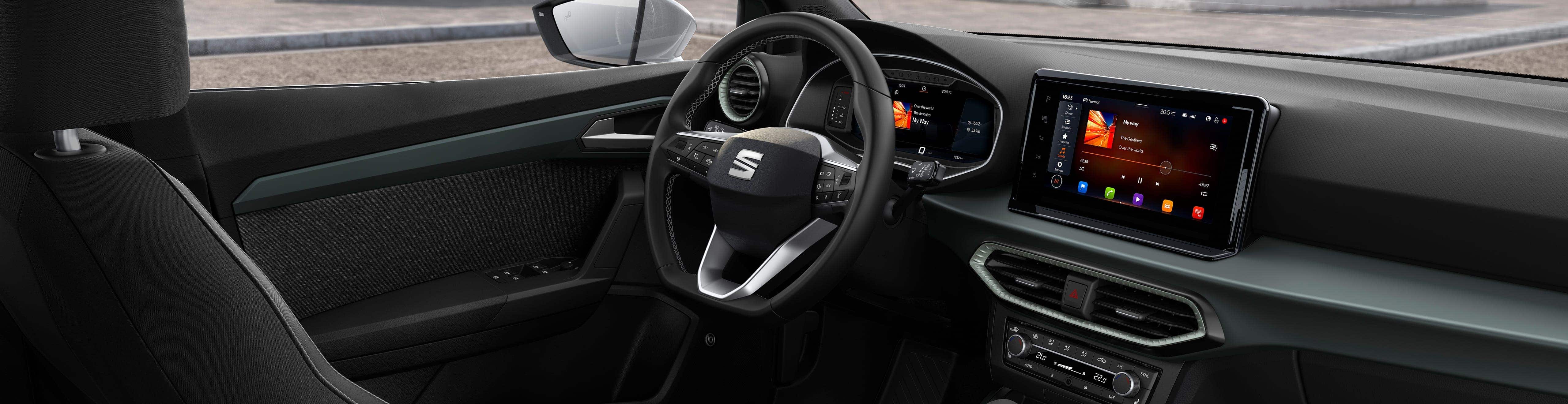 SEAT Arona вътрешен изглед на информационно-развлекателна система с безжична пълна връзка 