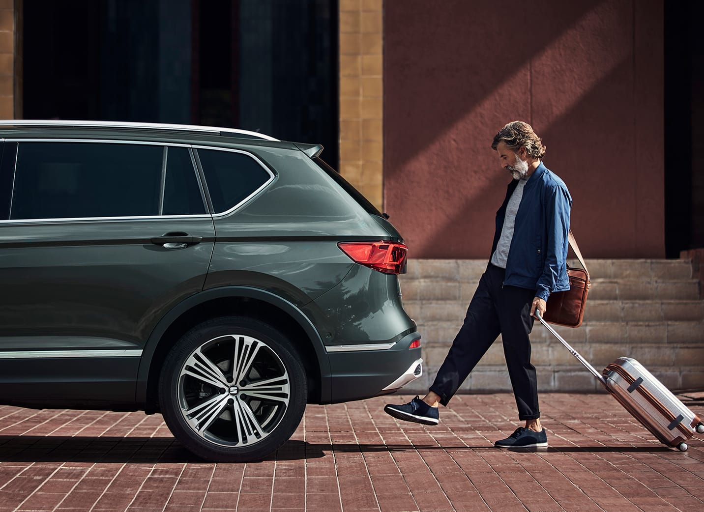 New SEAT Tarraco SUV 7 seater technology tailgate with virtual pedal