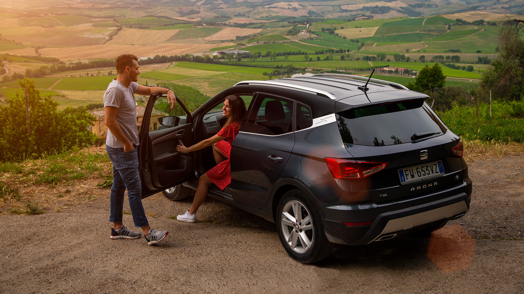 SEAT Arona in Tuscany couple with car