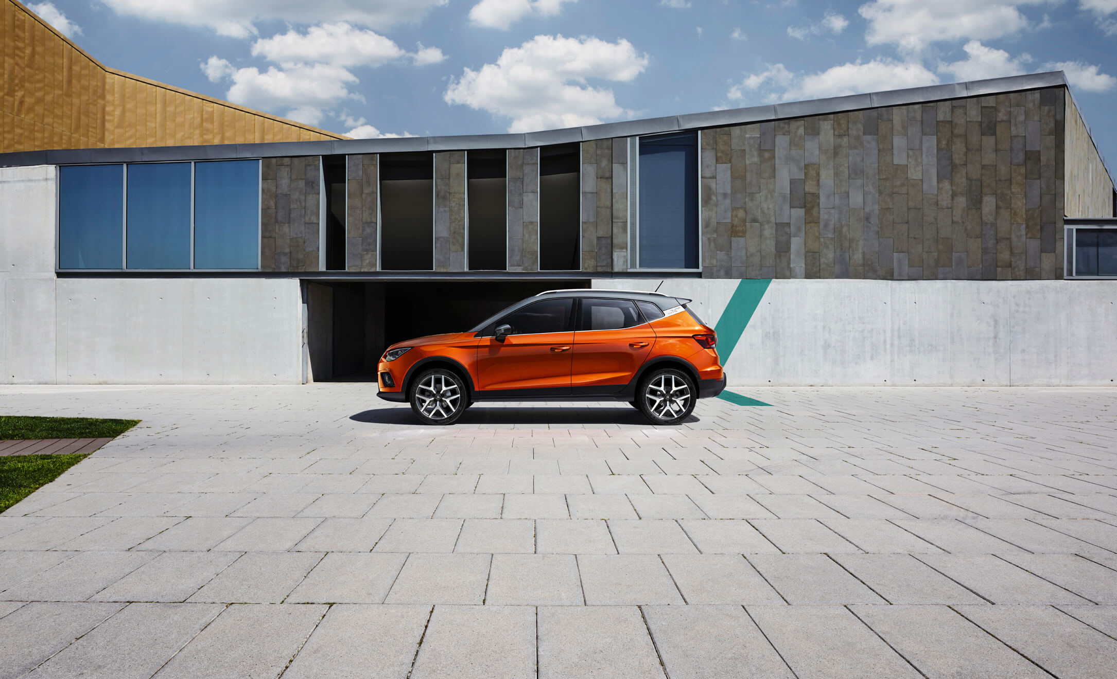 SEAT international Arona side view eclipse orange