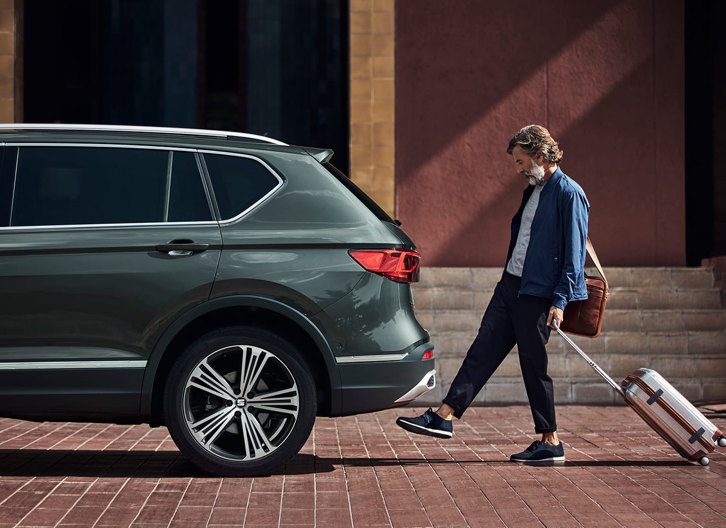 Fleet New SEAT Tarraco SUV 7 seater technology tailgate with virtual pedal