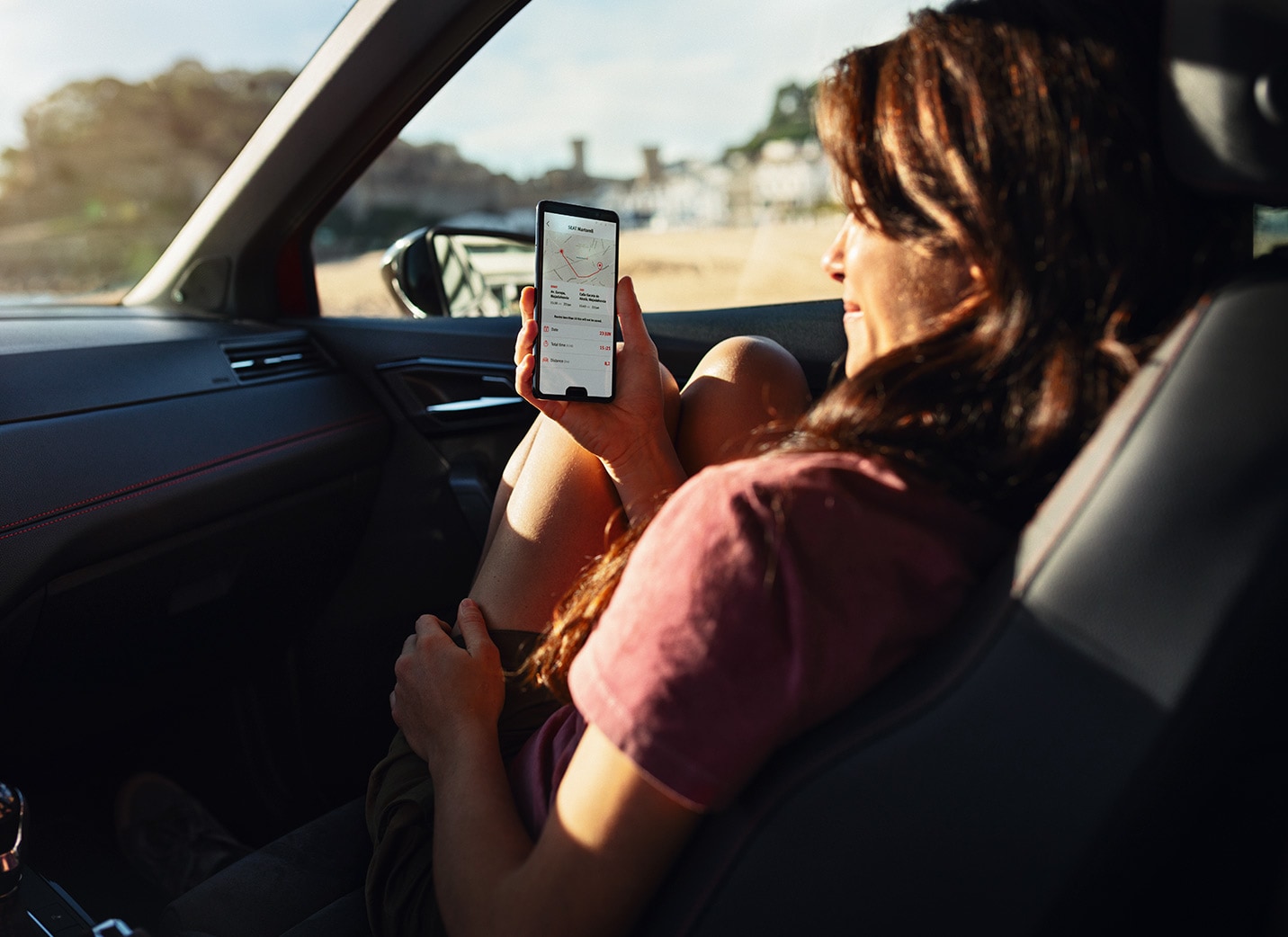 SEAT new car services and maintenance – man and woman sitting outdoors while the man points