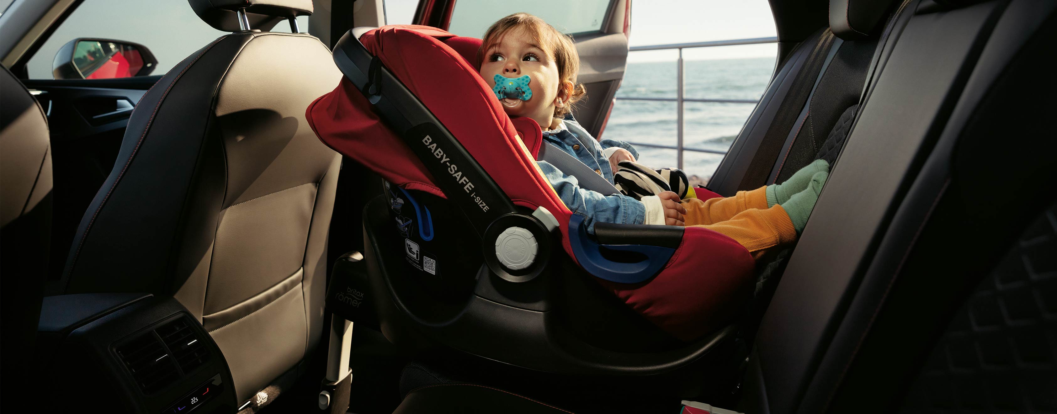 SEAT new car services and maintenance – laughing smiling child in the child seat of a SEAT new car
