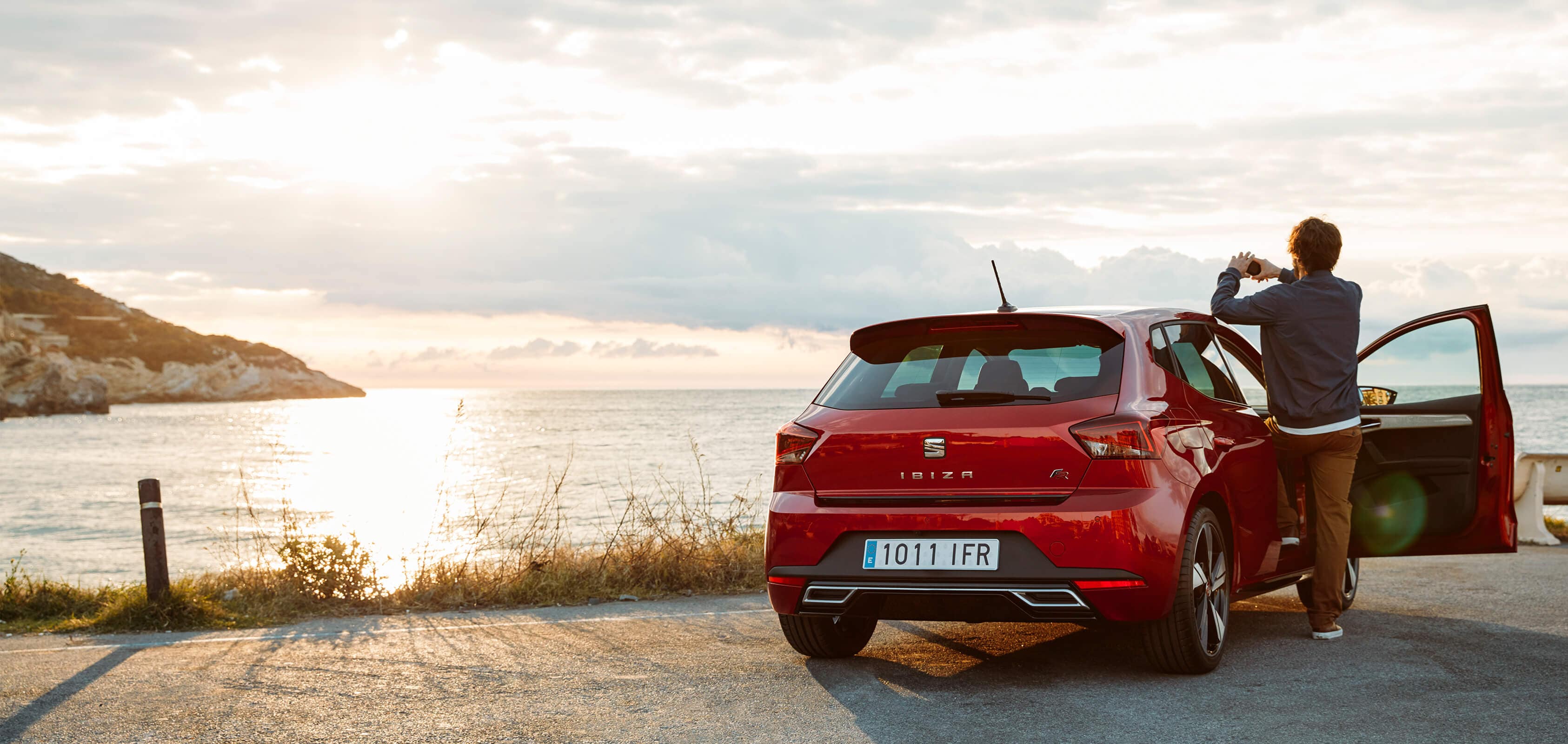 SEAT new car services and maintenance – SEAT Ibiza man taking a photo of the sea out of the open door